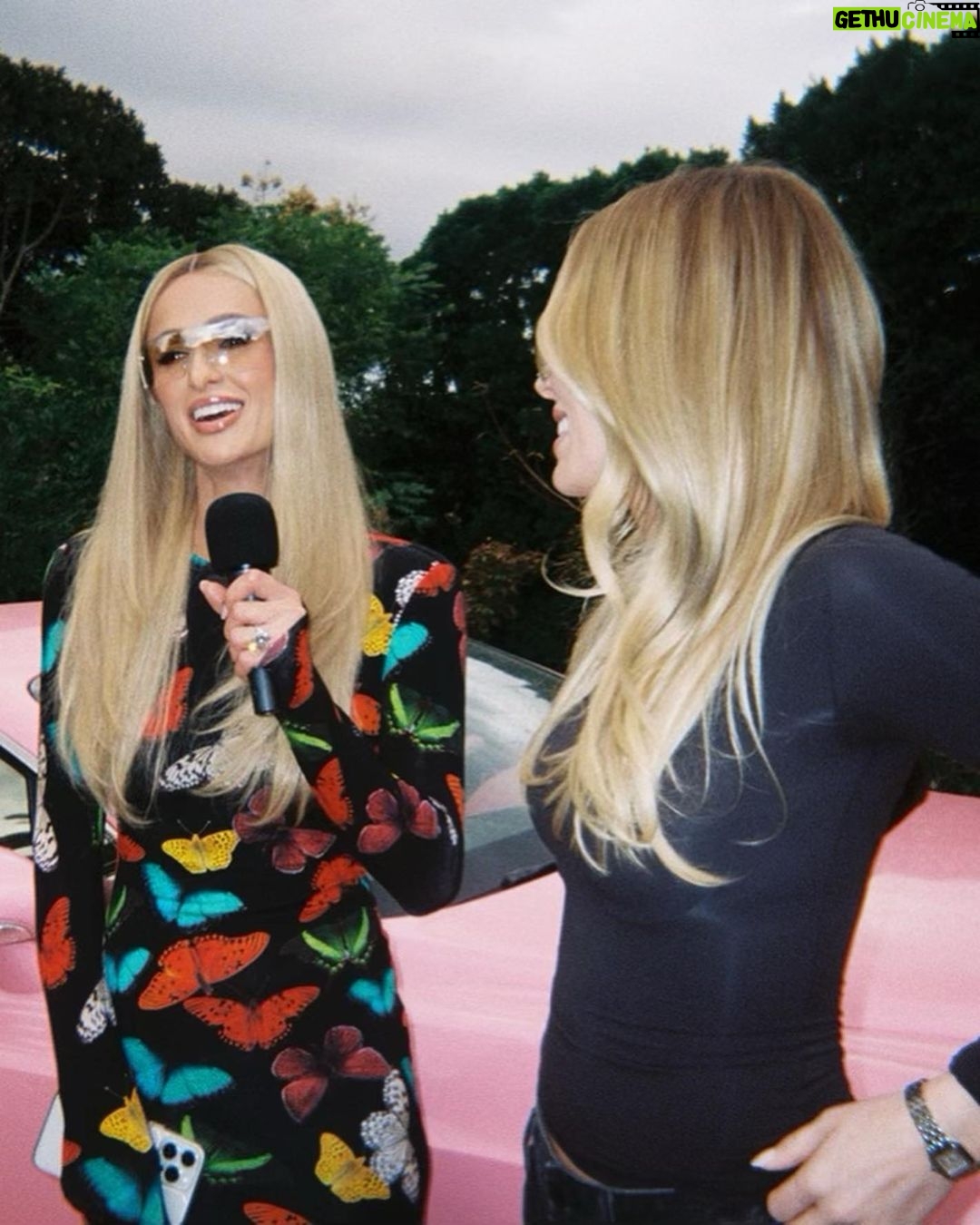 Alexandra Cooper Instagram - Officially Sliving 🥹 Thank you @parishilton for giving the Daddy Gang an early Christmas gift. You are one of one 👏😘 NEW EPISODE go watch now