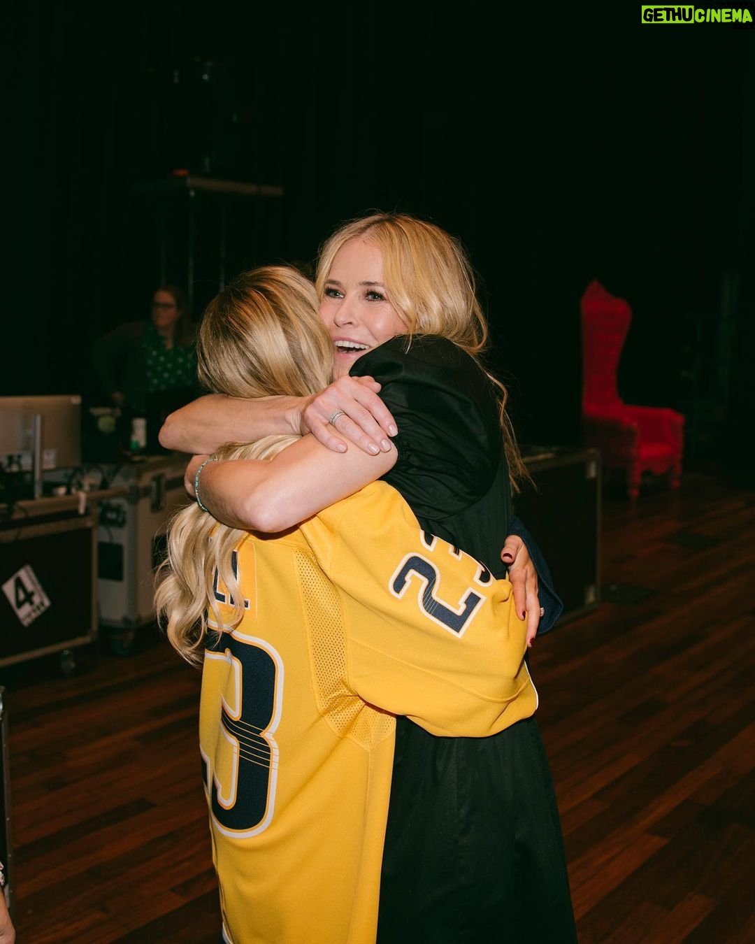 Alexandra Cooper Instagram - Getting to perform on a stage with this woman and call her a friend is so surreal and fulfilling I am still processing it all lol @chelseahandler you are a fucking icon and I can not thank you enough for showing up to close out my tour with me. Legend.