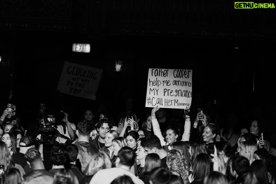 Alexandra Cooper Instagram - an @unwell night in Chicago with my favorite people.
