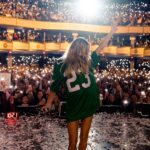 Alexandra Cooper Instagram - Go Birds 😉🦅 The Met Philadelphia