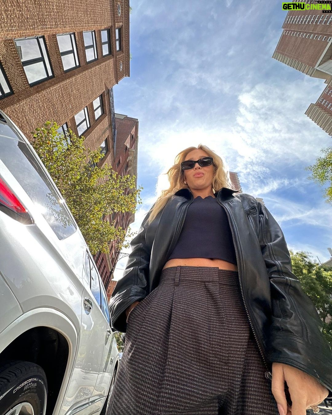 Alexandra Cooper Instagram - A big dump if I’ve ever seen one