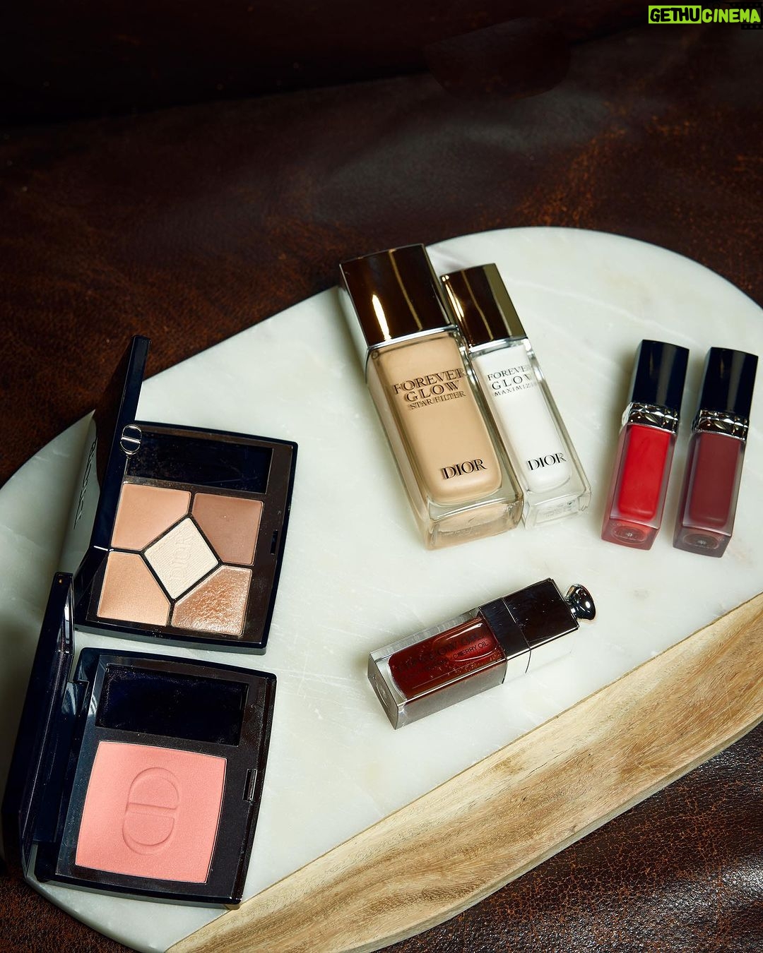 Alexandra Daddario Instagram - Getting ready for vanity fair… Lip glow oil is the perfect finishing touch to my make up look… ❤️ @diorbeauty @dior @diorbeautylovers