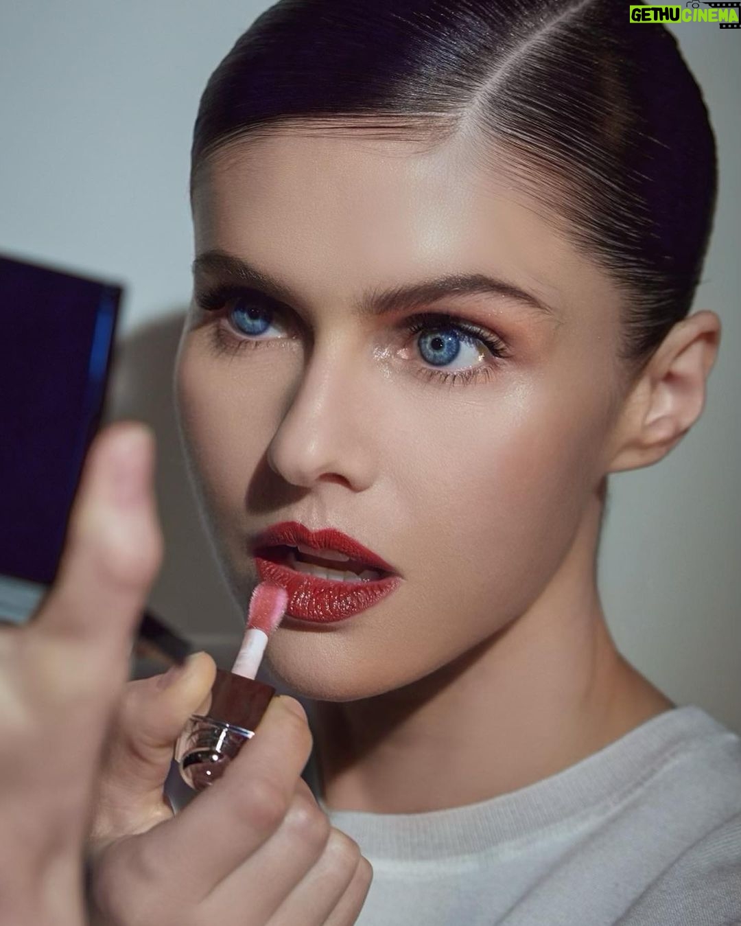 Alexandra Daddario Instagram - Getting ready for vanity fair… Lip glow oil is the perfect finishing touch to my make up look… ❤️ @diorbeauty @dior @diorbeautylovers