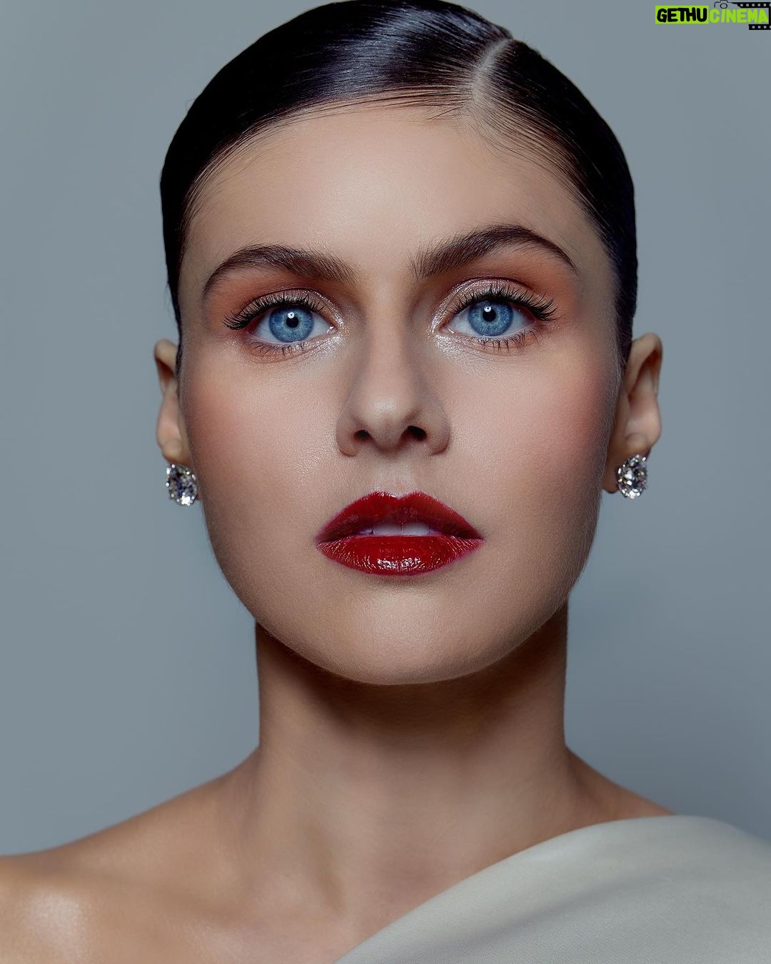 Alexandra Daddario Instagram - Getting ready for vanity fair… Lip glow oil is the perfect finishing touch to my make up look… ❤️ @diorbeauty @dior @diorbeautylovers