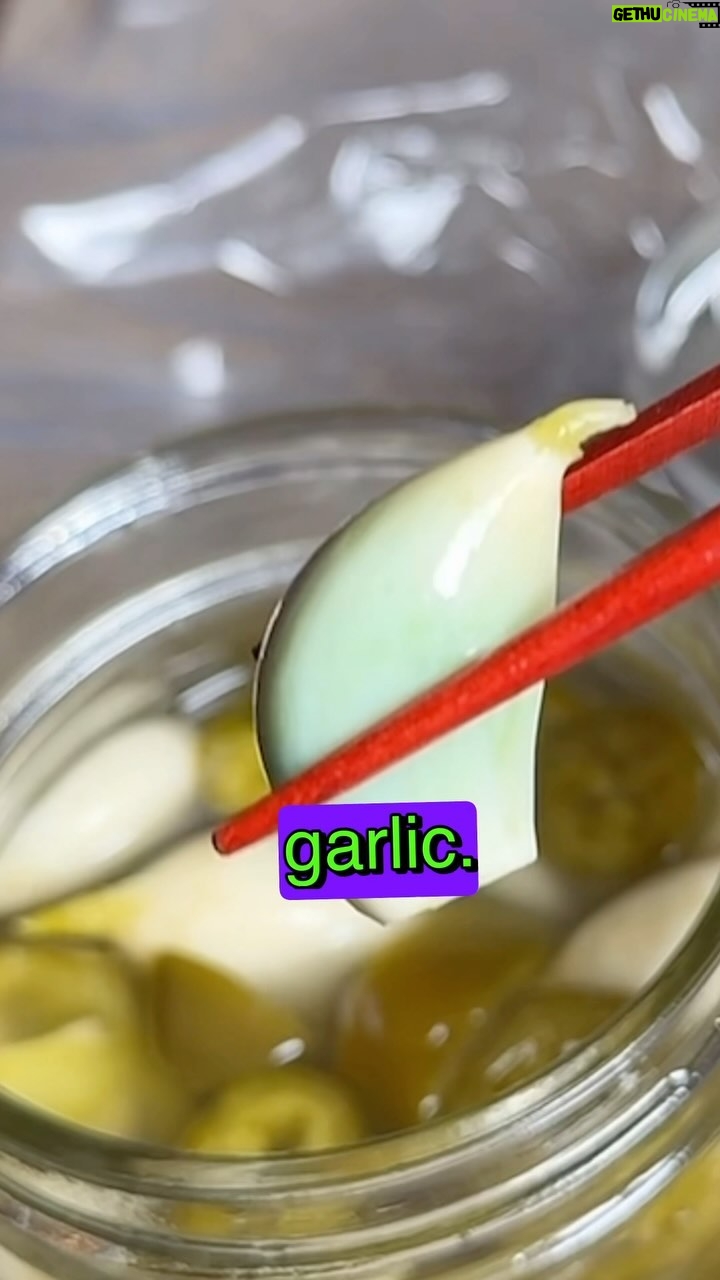 Alexis Nikole Nelson Instagram - BLUE GARLIC 🧄 💙 #foodscience #fermentation