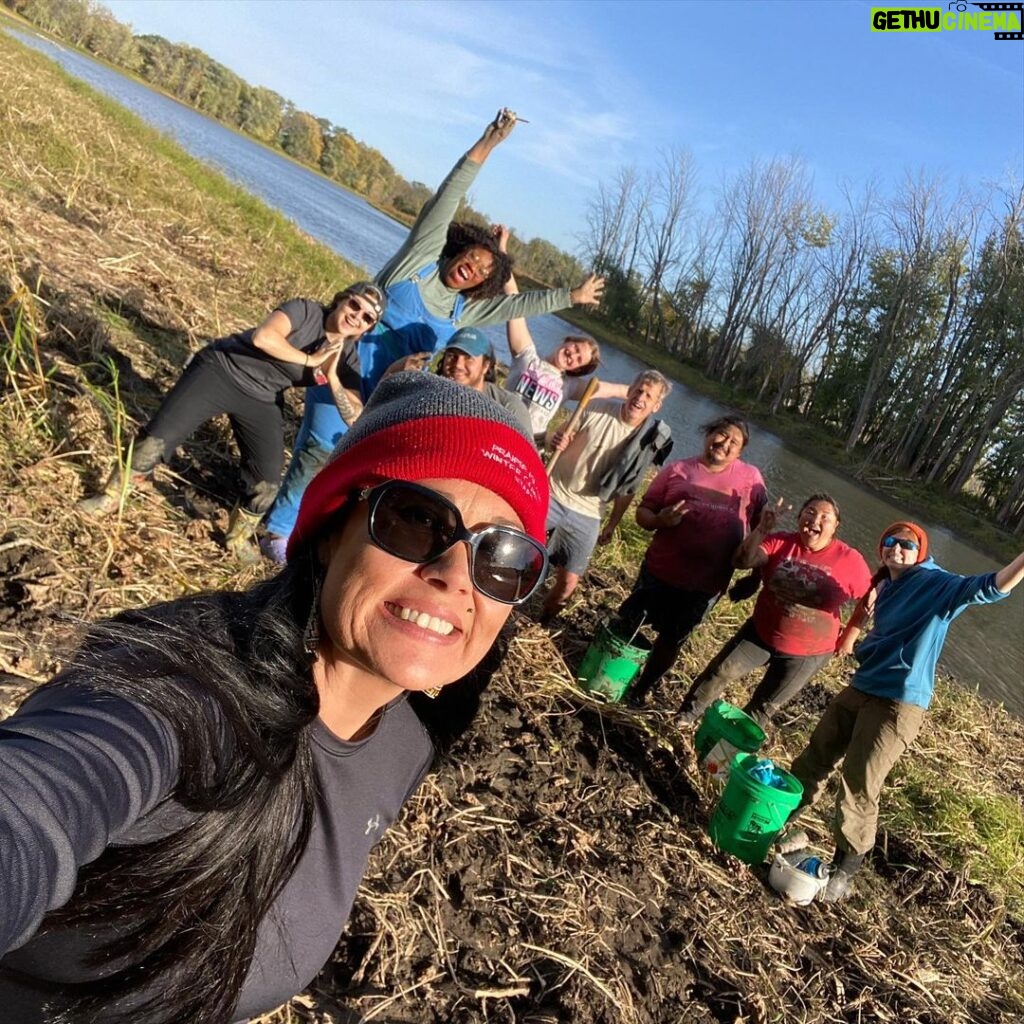 Alexis Nikole Nelson Instagram - Happy #indigenouspeoplesday to all of the indigenous land and water protectors, culture and language preservers, colonization resisters, who exemplify what land stewardship could and should look like worldwide. This weekend the @prairieislandindiancommunity hosted @linda.black.elk, Sam Thayer, @mnforager, and @foragerchef, and I. we got to partake in harvesting Wapato, Sagittaria latifolia (some of the elders grew up calling them Rat Potatoes after the muskrats that also enjoy them! And though i think I’m spelling it wrong, it’s Dakota name psį́n ćiŋćá or child of the rice is both botanically accurate as many were growing beneath stalks of wild rice AND IT IS JUST AN ADORABLE NAME 😭❤️) The act of gathering and talking and laughing and getting muddy together was truly heart and mind medicine that I didn’t realize I needed. We aren’t built to forage and survive alone ❤️ Thank you so much @nmbuckss and @prairieislandindiancommunity for welcoming me with the warmest hearts, thank you @linda.black.elk and Luke Black Elk for ALWAYS teaching me so dang much and for celebrating with me when I FINALLY found my first tuber (which is why I look so silly and giddy in that first pic!! 😆) Also FCK CHRISTOPHER COLUMBUS ☺️ Prairie Island Indian Community