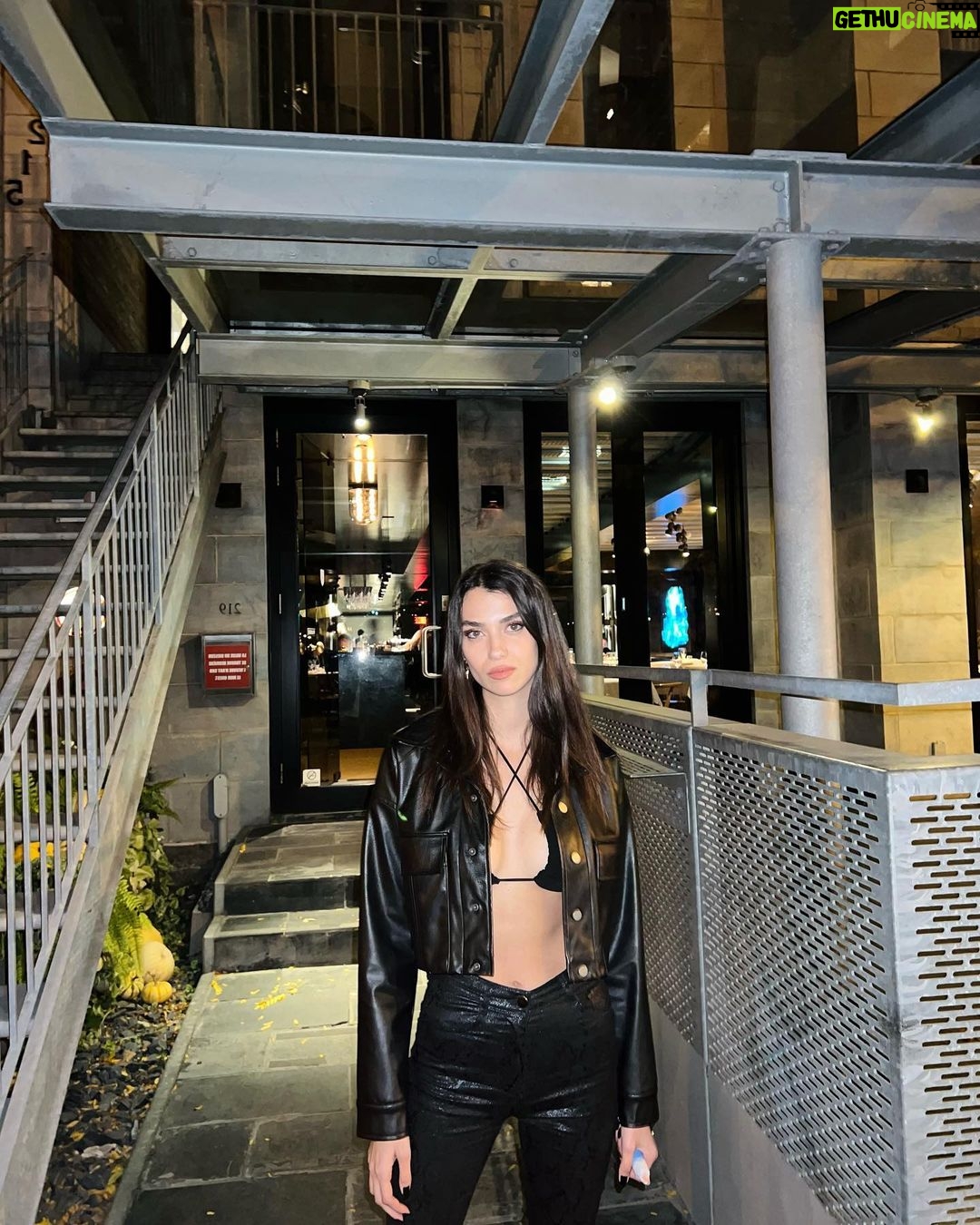 Aleyna Solaker Instagram - Yine 🖤 Plateau Mont-Royal