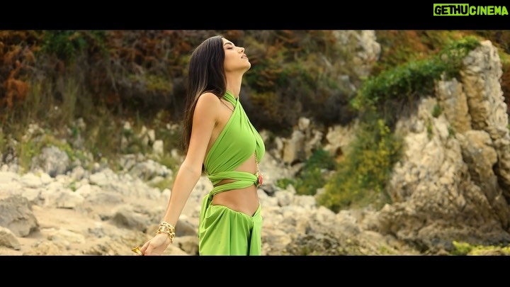 Aleyna Solaker Instagram - Turkcell Dergilik ve tüm dijital platformlardan ulaşabilirsiniz💜✨ @gardiropmagazin #gardiropmagazin Genel Yayın Yönetmeni: @gulay_ozdemir Video: @onur.sahinogluu Röportaj: @ybugraleventt Moda Direktörü: @caglakucukdereli Styling: @busraissik Kapak kıyafeti: @maat_clothing.tr Saç ve Makyaj: @utkuagagilofficiall @fundaaslangoren Fotoğraf Asistanı: @ugursariduran Marka İletişimi: @mine.gunduz Prodüksiyon: @nutekstudio Mekân @peacockbeachofficial Basın: @ggmanagements