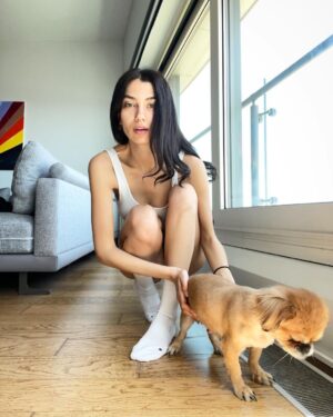Aleyna Solaker Instagram - Bi fotograf cekilebilir miyiz lime hanim? 🐶💜