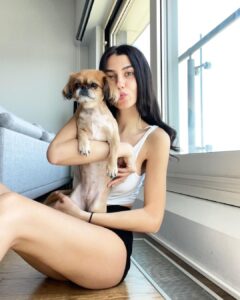 Aleyna Solaker Instagram - Bi fotograf cekilebilir miyiz lime hanim? 🐶💜