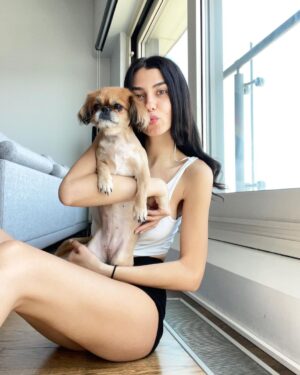 Aleyna Solaker Instagram - Bi fotograf cekilebilir miyiz lime hanim? 🐶💜