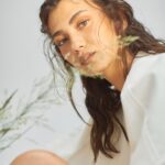 Aleyna Solaker Instagram - Cok keyifli bi cekimdi! 🤗💜Genel Yayın Yönetmeni: @gulay_ozdemir Fotoğraflar: @serhathayri Moda Direktörü: @caglakucukdereli Styling: @irmakozdener Saç ve Makyaj: @mesut.ozuzun Prodüksiyon: @mine.gunduz Fotoğraf Asistanı: @ugursariduran @aycairgan @aycairganmenajerlik @q4production @nutekstudio #gardiropmagazin