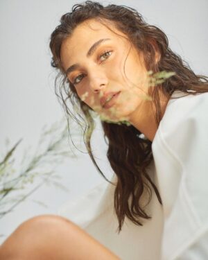 Aleyna Solaker Instagram - Cok keyifli bi cekimdi! 🤗💜Genel Yayın Yönetmeni: @gulay_ozdemir 
Fotoğraflar: @serhathayri
Moda Direktörü: @caglakucukdereli 
Styling: @irmakozdener 
Saç ve Makyaj: @mesut.ozuzun 
Prodüksiyon: @mine.gunduz 
Fotoğraf Asistanı: @ugursariduran 
@aycairgan @aycairganmenajerlik @q4production @nutekstudio #gardiropmagazin