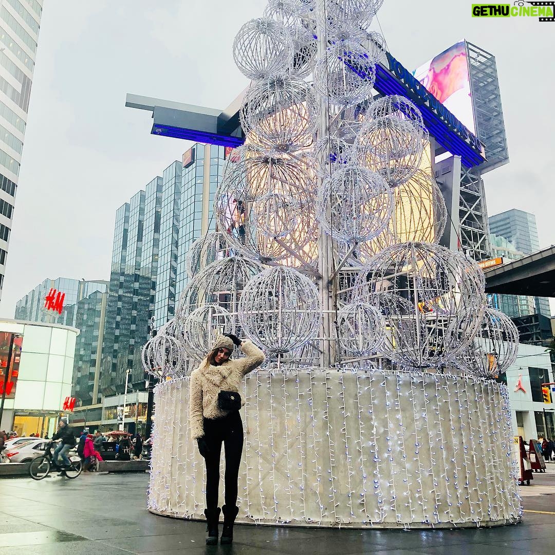 Aleyna Solaker Instagram - 💫 Yonge-Dundas Square