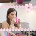 Aleyna Solaker Instagram - Giysilerimin vazgeçilmezi Yumoş Extra’dan yeni bir Extra geldi: Yumoş Extra Sakura! 💜 Miss gibi kokusuyla benim şimdiden favorim oldu. Bambaşka bi’ ferahlığa sahip bu kokunun bir de spreyi çıkmış. Yumoş Sakura Sprey ile koltuk, halı, perde gibi yıkanması zor eşyalarınızı spreyleyerek yeni yıkanmış gibi kokmasını sağlayabilirsiniz. Evde kendime ayırdığım zamanların tadını rahatça çıkartmak istediğimde bana mis gibi Sakura kokusu eşlik ediyor, siz de mutlaka denemelisiniz💖 @yumostr #BambaşkabiFerahlıkYumoşExtraSakuraileGelsin! #işbirliği
