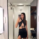 Aleyna Solaker Instagram - Altın Kadeh Meyhaneleri 6 Ekim’de ! Arda Türkmen'in yemekleri eşliğinde Hakan Altun dinlerken ne giyeceğime hep beraber karar verelim mi ? ☺️💜 1 mi 2 mi 3 mü ? @altinkadehadada @collegeema #altinkadeh