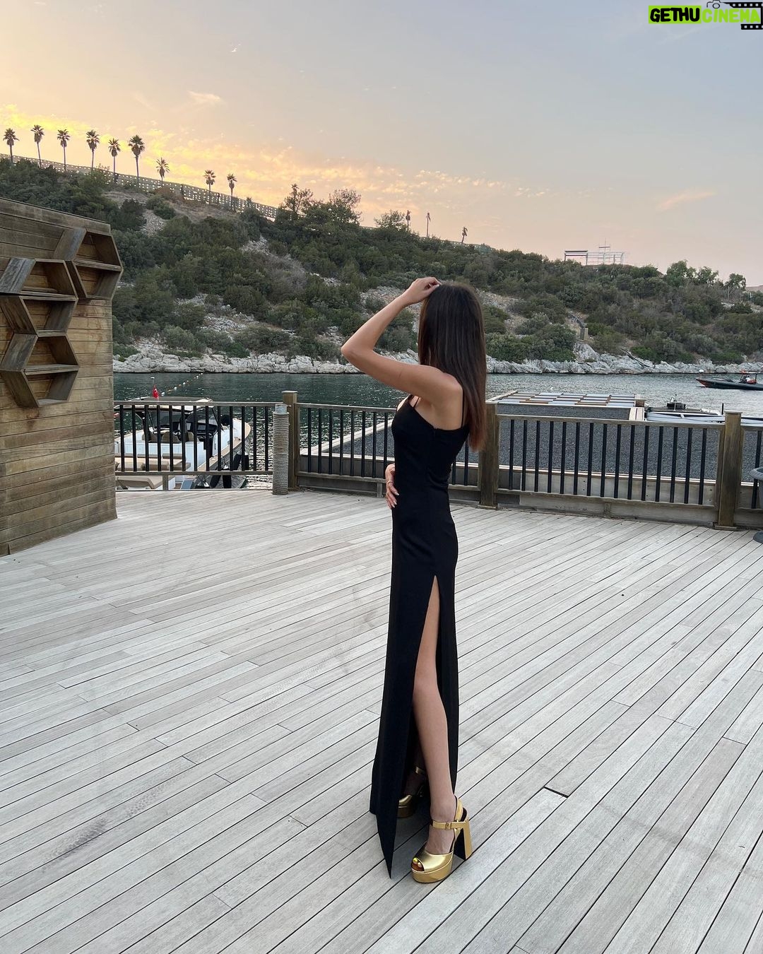 Aleyna Solaker Instagram - Dress: @rasitbagzibagli 🖤 #noraanilwedding 😍