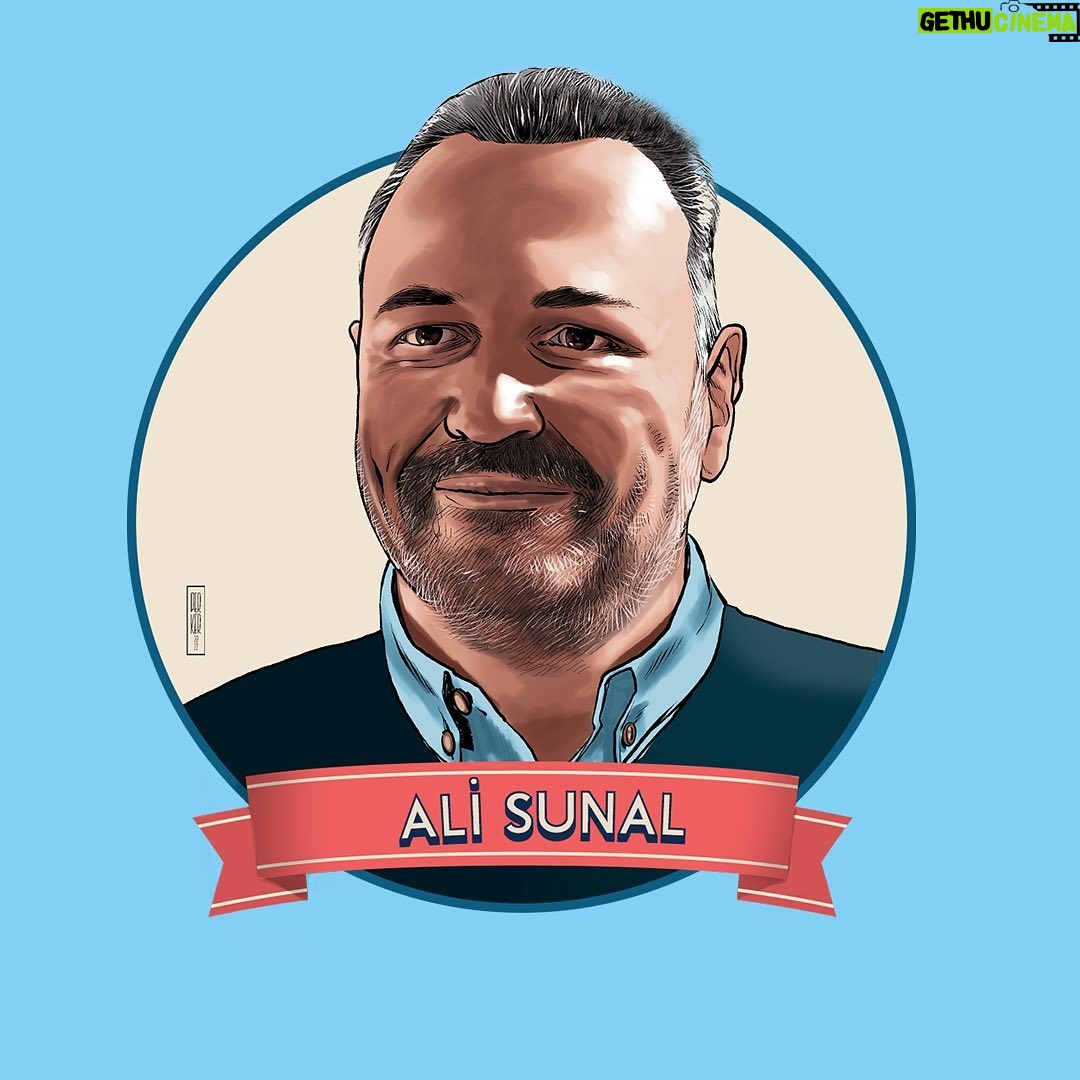 Ali Sunal Instagram - Kimi çocuk hareketlidir, yerinde duramaz; ele avuca sığmaz, eve avluya da sığmaz. Ama kimi çocuk varlığını hiç hissettirmez. İşte o çocuklardan biri!.. Annesiyle misafirliğe giden o çocuk o kadar uslu, o kadar sessizdir ki, annesi eve döndüğünde çocuğunu misafir olarak gittiği evde unuttuğunu fark eder. İşte o çocuk, Ali Sunal. İllüstrasyon: @mkperker #işteoçocuk #alisunal #sunayakın #istanbuloyuncakmüzesi #yatırımfinansman #değerkatar İstanbul Oyuncak Müzesi