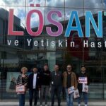 Ali Sunal Instagram - 2-8 Kasım Lösemili çocuklar haftası. Değerli kardeşlerim tedavide oldukları için biz onlara gittik sohbetler ettik güldük en önemlisi tanışmış olduk ve böyle bir davet aldığımız için çok mutlu olduk. Yeniden görüşmek üzere @losev1998 @losantehastanesi şahane ekibi yönetimi ve bizi sıcacık ağırlayan kıymetli kardeşlerim 🧡 Unutmayın gülmek iyileştirir…
