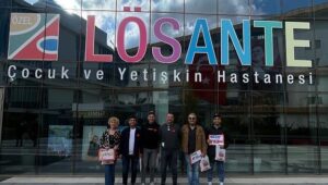 Ali Sunal Instagram - 2-8 Kasım Lösemili çocuklar haftası. Değerli kardeşlerim tedavide oldukları için biz onlara gittik sohbetler ettik güldük en önemlisi tanışmış olduk ve böyle bir davet aldığımız için çok mutlu olduk. Yeniden görüşmek üzere @losev1998 @losantehastanesi şahane ekibi yönetimi ve bizi sıcacık ağırlayan kıymetli kardeşlerim 🧡 Unutmayın gülmek iyileştirir…