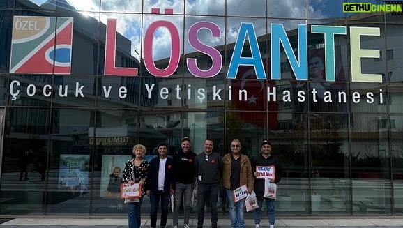 Ali Sunal - 13.2K Likes - 2-8 Kasım Lösemili çocuklar haftası. Değerli kardeşlerim tedavide oldukları için biz onlara gittik sohbetler ettik güldük en önemlisi tanışmış olduk ve böyle bir davet aldığımız için çok mutlu olduk. Yeniden görüşmek üzere @losev1998 @losantehastanesi şahane ekibi yönetimi ve bizi sıcacık ağırlayan kıymetli kardeşlerim 🧡 Unutmayın gülmek iyileştirir…