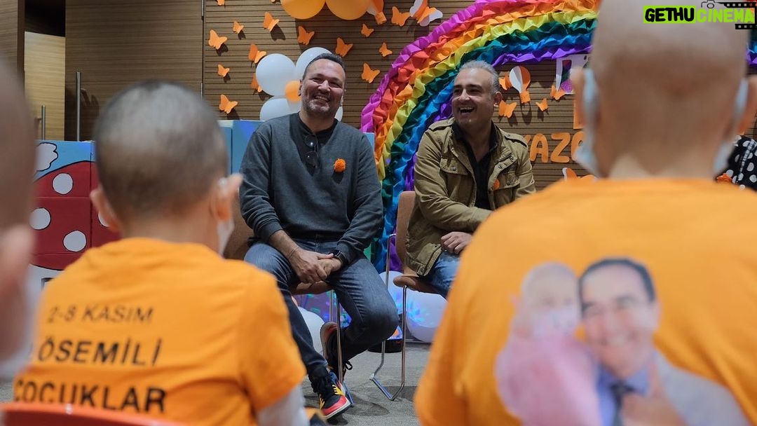 Ali Sunal - 13.2K Likes - 2-8 Kasım Lösemili çocuklar haftası. Değerli kardeşlerim tedavide oldukları için biz onlara gittik sohbetler ettik güldük en önemlisi tanışmış olduk ve böyle bir davet aldığımız için çok mutlu olduk. Yeniden görüşmek üzere @losev1998 @losantehastanesi şahane ekibi yönetimi ve bizi sıcacık ağırlayan kıymetli kardeşlerim 🧡 Unutmayın gülmek iyileştirir…