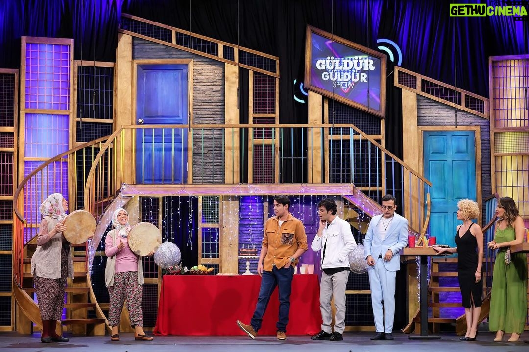 Ali Sunal Instagram - Bu akşam yani çarşamba bu haftaya özel yeni bölümümüz @showtv ‘de. Bu akşam @guldurguldur ‘ü kaçırmayın