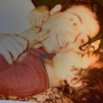 Ali Sunal Instagram - 23 yıl… şu anda ömrümün yarısı sensiz geçti. Seni çok özledim babam. Ama senin gibi bi kahramanı özlemek, sana baba diyebilmek, fotoğraftaki gibi seni doya doya öpebilmek benim hayattaki en büyük gururum ve şansım. Minnettarım baba. Seninle geçen her anıma… #KemalSunal