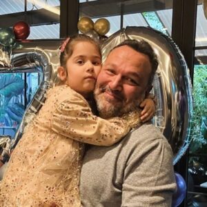 Ali Sunal Instagram - Aşkların en şahanesi 🩵🧿 #Narkızım