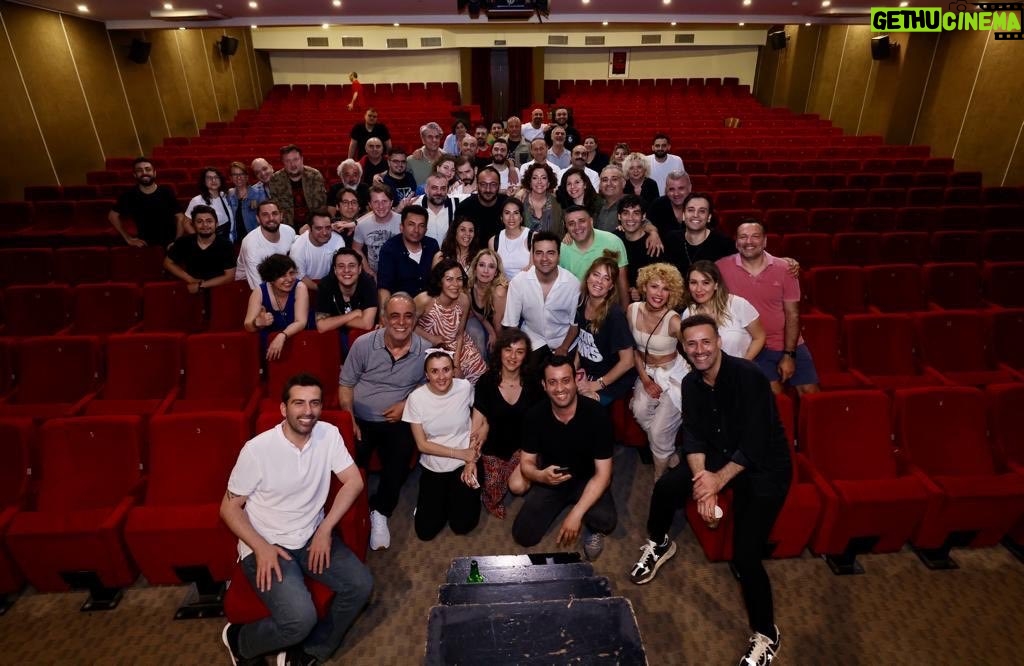 Ali Sunal Instagram - Ailem @guldurguldur @bkmonline