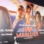 Ali Sunal Instagram - #HavaMuhalefeti bu cuma tüm sinemalarda! ✈️ Galadan görüntüler şimdi youtube.com/bkmonline'da. @bkmonline #AliSunal #DoğaRutkay #EgeKökenli #BurakHakkı #KeremAtabeyoğlu #MuratKepez #GüldürGüldürShow