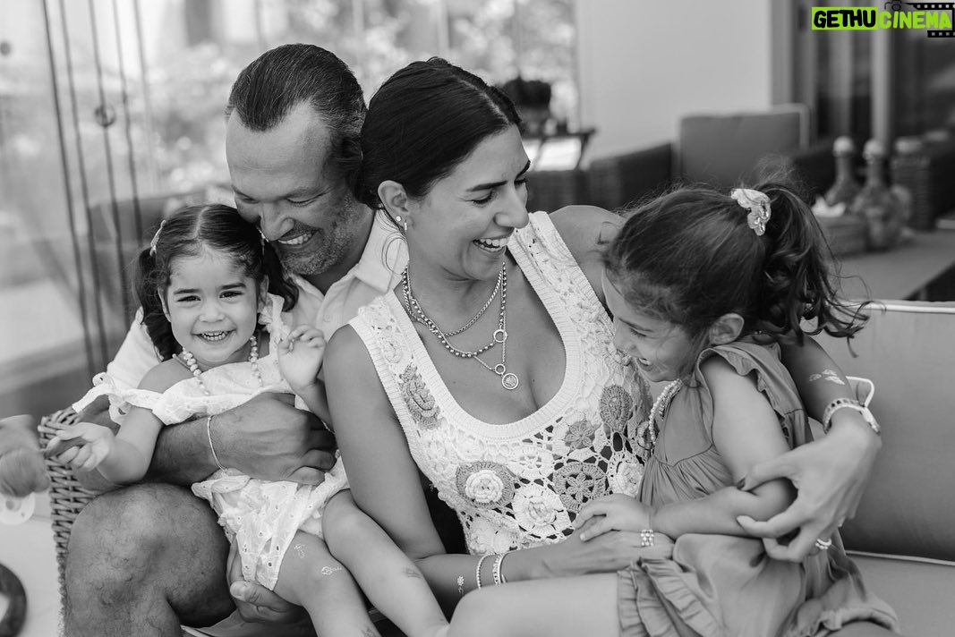 Ali Sunal - 48.6K Likes - Family portrait 🤍🧿