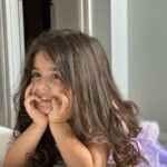Ali Sunal Instagram - Ilk göz ağrım, ballı böreğim, Nar kızım seni büyürken izlemek dünyalara bedel 🥰 iyi ki doğdun canım kızım seni çok seviyoruz 🩷🩵💜