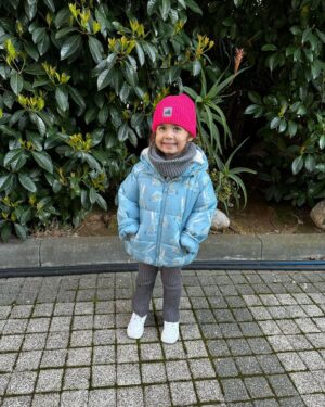 Ali Sunal Instagram - Ilk göz ağrım, ballı böreğim, Nar kızım seni büyürken izlemek dünyalara bedel 🥰 iyi ki doğdun canım kızım seni çok seviyoruz 🩷🩵💜