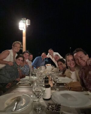 Ali Sunal Instagram - Tadı damağımda kalan akşamımız. Gecenin yıldızı @fatihterim hocam şov yaptı. Gülmekten yorulurken de yine gecenin lafını o söyledi. “Kendisi bizim onu sevmemize müsade etmedi” . Bir eleştiri bir tespit bir sitem ancak bu kadar kısa ve şık anlatılabilirdi.  Bir an evvel tekrarlanması dileğiyle…