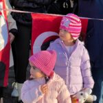 Ali Sunal Instagram - Ata’larına saygı duruşundalar 🥹❤️ Unutmayacağız unutturmayacağız Ata’m #Atatürk