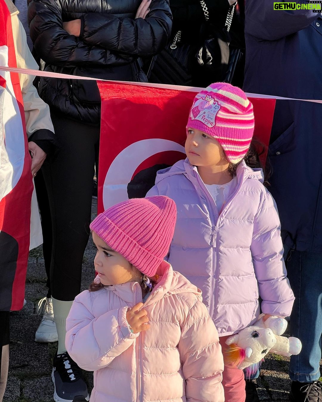 Ali Sunal - 21.9K Likes - Ata’larına saygı duruşundalar 🥹❤️
Unutmayacağız unutturmayacağız Ata’m
#Atatürk