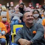 Ali Sunal Instagram - 2-8 Kasım Lösemili çocuklar haftası. Değerli kardeşlerim tedavide oldukları için biz onlara gittik sohbetler ettik güldük en önemlisi tanışmış olduk ve böyle bir davet aldığımız için çok mutlu olduk. Yeniden görüşmek üzere @losev1998 @losantehastanesi şahane ekibi yönetimi ve bizi sıcacık ağırlayan kıymetli kardeşlerim 🧡 Unutmayın gülmek iyileştirir…