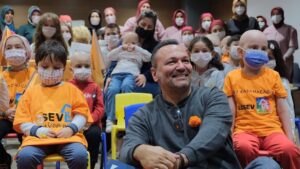 Ali Sunal Instagram - 2-8 Kasım Lösemili çocuklar haftası. Değerli kardeşlerim tedavide oldukları için biz onlara gittik sohbetler ettik güldük en önemlisi tanışmış olduk ve böyle bir davet aldığımız için çok mutlu olduk. Yeniden görüşmek üzere @losev1998 @losantehastanesi şahane ekibi yönetimi ve bizi sıcacık ağırlayan kıymetli kardeşlerim 🧡 Unutmayın gülmek iyileştirir…