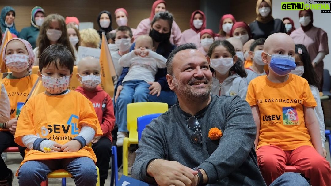 Ali Sunal - 13.2K Likes - 2-8 Kasım Lösemili çocuklar haftası. Değerli kardeşlerim tedavide oldukları için biz onlara gittik sohbetler ettik güldük en önemlisi tanışmış olduk ve böyle bir davet aldığımız için çok mutlu olduk. Yeniden görüşmek üzere @losev1998 @losantehastanesi şahane ekibi yönetimi ve bizi sıcacık ağırlayan kıymetli kardeşlerim 🧡 Unutmayın gülmek iyileştirir…