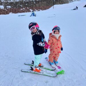 Ali Sunal Instagram - Bir hayalim gerçek oldu efendim sizlerle paylaşmak istedim. Çocuklarımla kurduğum hayalleri gerçeğe dönüştüren @gymykids sayesinde yaşadık bu unutulmaz anları 🧿. Aile olarak eğlenceli, eğitici ve dolu dolu geçirdiğimiz bu güzel 4 günün bizim kıymetlilerimiz olan mimarlarını size sunmak istedim. @mugeyilmaztahtaci @tuncay_tahtaci @zumralu @gymykids @thechampionsteamtr @polatpalandoken_  ne desek az sağolun varolun çok çok teşekkürler. Ayrıca @polatpalandoken_ ‘in tüm misafirperver candan ekibine, artık dost olduğumuz şahane kayak odası ekibimize sonsuz teşekkürler. Ellerinize sağlık 🫶🏼. Ve sona sakladığım iki kahraman var! @halitseylan @bayram_seylan siz bana bu rüyayı yaşattınız bu mutluluğun daha fazlasını sizler yaşayın inşallah 🙏🏼