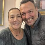 Ali Sunal Instagram - Sıcağı sıcağına bir selfie! Doğum günün kutlu olsun aşkım annem birlikte nice güzel yaşlara 🩵🧿🩵🧿🩵🧿🩵