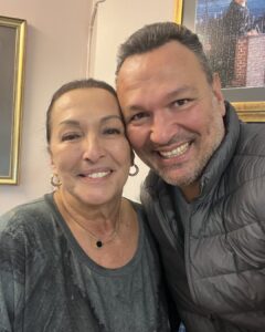 Ali Sunal Instagram - Sıcağı sıcağına bir selfie! Doğum günün kutlu olsun aşkım annem birlikte nice güzel yaşlara 🩵🧿🩵🧿🩵🧿🩵
