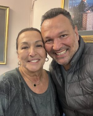 Ali Sunal Instagram - Sıcağı sıcağına bir selfie! Doğum günün kutlu olsun aşkım annem birlikte nice güzel yaşlara 🩵🧿🩵🧿🩵🧿🩵