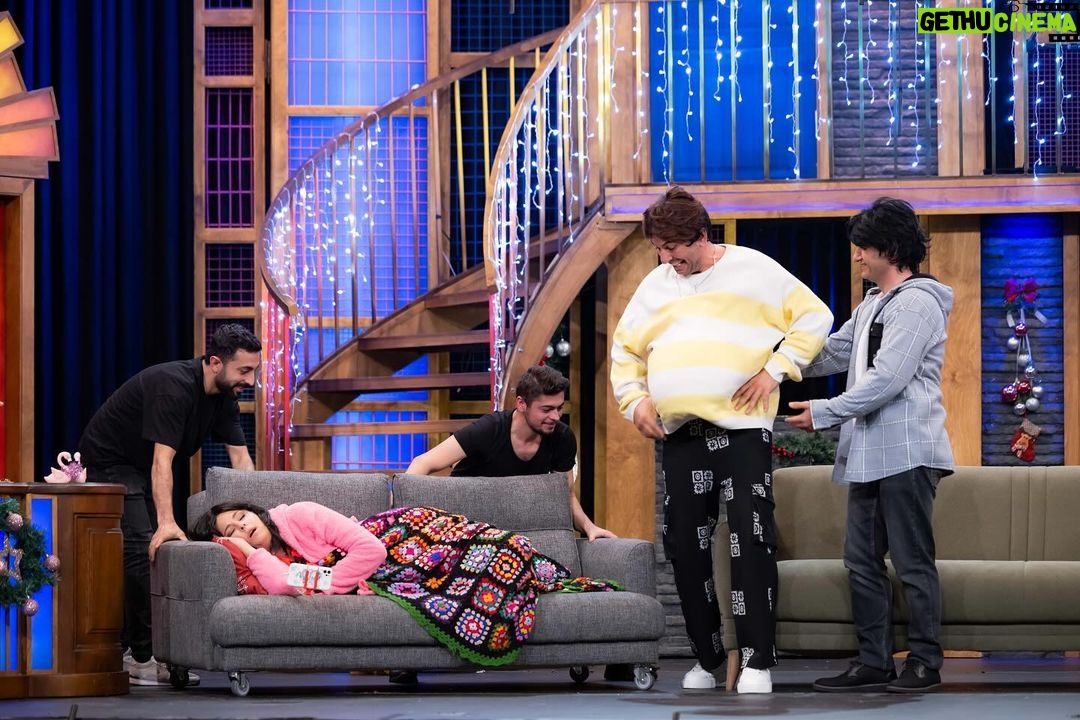 Ali Sunal Instagram - Yılbaşı aramız bitti kaldığımız yerden devam ediyoruz şahane bi bölümle hasret gidereceğiz. @guldurguldur bu akşam yeni bölümüyle @showtv ‘de