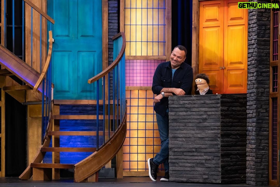Ali Sunal Instagram - Yılbaşı aramız bitti kaldığımız yerden devam ediyoruz şahane bi bölümle hasret gidereceğiz. @guldurguldur bu akşam yeni bölümüyle @showtv ‘de