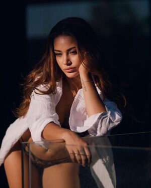 Alix Desmoineaux Instagram - Victor Hugo a dit : 

Eclairer, c'est assainir. Le soleil ne donne pas seulement le jour, il donne l'exemple 🧠
-
-
📸 @jeancaisse.ch