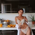 Alix Desmoineaux Instagram - A tous ceux qui pensent que la place de la femme est à la cuisine… n’oubliez pas que c’est ici qu’on y range les couteaux 🔪🍊 - - ✨Jeu concours ✨ Mes amours j’ai l’honneur de faire gagner à 5 d’entre vous une parure lingerie de votre choix chez Sans Complexe Lingerie, la marque chouchou des poitrines genereuses ( bonnet C à G) 👙. Pour tenter votre chance, participez à ce jeu concours. Un tirage au sort aura lieu prochainement. Pour participer : Être abonné à @sanscomplexe_lingerie et à mon compte Invitez vos amies en commentaires Bonne chance mis amores 🍀 Pour qu’il n’y ait pas de perdants, bénéficiez de -20% avec le code ALIX20 sur le site sanscomplexe.com #sanscomplexelingerie #happylingerieforhappycurves Marbella, Spain