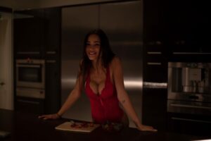 Alix Desmoineaux Instagram - Feeling Good en @Valegelingerie ❤️🍓
Profitez de -30% sur votre panier avec mon code: ALIX30
#SoyezVousMême #NoelEnValege #ChristmasPresent

url: www.valege.com