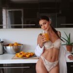 Alix Desmoineaux Instagram - A tous ceux qui pensent que la place de la femme est à la cuisine… n’oubliez pas que c’est ici qu’on y range les couteaux 🔪🍊 - - ✨Jeu concours ✨ Mes amours j’ai l’honneur de faire gagner à 5 d’entre vous une parure lingerie de votre choix chez Sans Complexe Lingerie, la marque chouchou des poitrines genereuses ( bonnet C à G) 👙. Pour tenter votre chance, participez à ce jeu concours. Un tirage au sort aura lieu prochainement. Pour participer : Être abonné à @sanscomplexe_lingerie et à mon compte Invitez vos amies en commentaires Bonne chance mis amores 🍀 Pour qu’il n’y ait pas de perdants, bénéficiez de -20% avec le code ALIX20 sur le site sanscomplexe.com #sanscomplexelingerie #happylingerieforhappycurves Marbella, Spain